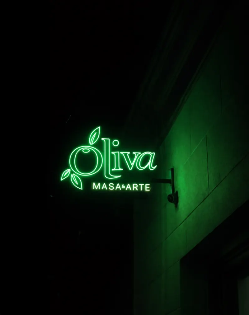 Rótulo exterior de neón verde de Oliva.